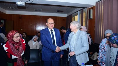 جامعة سوهاج تستضيف الخبير العالمي ” براين سمر لاد” لمناطرة 40 حالة واجراء 8 عمليات جراحية معقدة