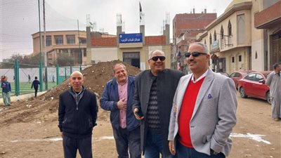 وكيل رياضة القليوبية يتابع إنشاء حمام سباحة ومحلات مركز شباب أتريب