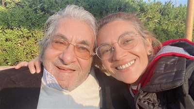 ابنة فاروق فلوكس تطمئن الجمهور  على حالة والدها الصحية