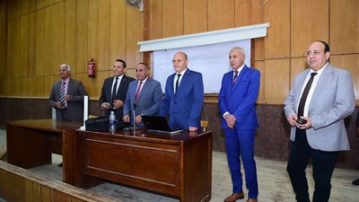 رئيس جامعة سوهاج يتابع سير العملية التعليمية في اليوم الثاني بالفصل الدراسي الثاني