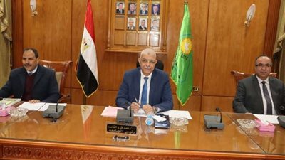 رئيس جامعة المنوفية يترأس اجتماع مركز الخدمة العامة (صور)