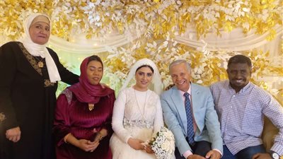 الحب لا يعرف عمرًا: الفنان محمود عامر وزوجته يُشعلان مواقع التواصل