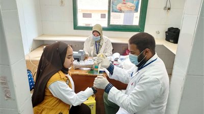 توقيع الكشف الطبي على 1600 خلال قافلة مجانية ضمن «حياة كريمة» بالمنيا