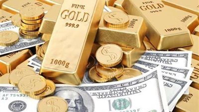 الدولار في السوق السوداء يعبث بأسعار الذهب.. سكرتير الشعبة يؤكد: قانون إعفاء واردات المصريين بالخارج لم يفي بالغرض