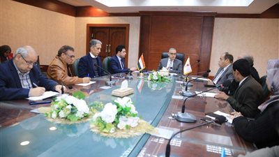 استعدادًا لشهر رمضان.. محافظ سوهاج يبحث آليات توفير السلع الأساسية