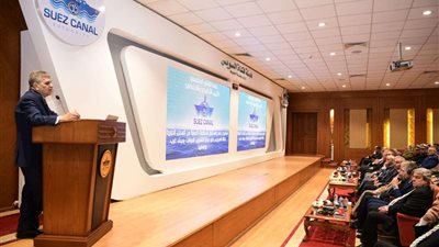 رئيس قناة السويس يعقد جلسة تشاور مجتمعي لدراسة الأثر البيئي لجمع المخلفات الصلبة للسفن