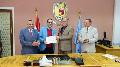 رئيس جامعة سوهاج يكرم فريق عمل التصنيف الدولي للجامعات المستدامة لعام 2023