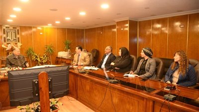 محافظ أسيوط يلتقي وفدا من المستثمرين الإيطاليين لبحث الفرص الاستثمارية