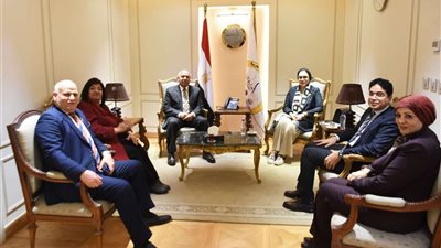 وزير النقل يستعرض استراتيجية وخطط ومشروعات الوزارة في نطاق المحافظة في مجالات الطرق والكباري والسكك الحديدية والجر الكهربائي