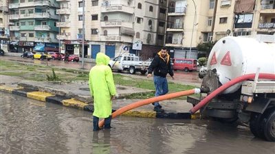 محافظ الإسكندرية يشدد بتكثيف التواجد بالشوارع لمواجهة الأمطار