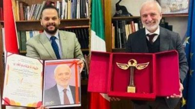 مازن الغرباوي يمنح درع تكريم وشهادة تقدير لديفيد اسكالماني في مهرجان شرم الشيخ الدولي