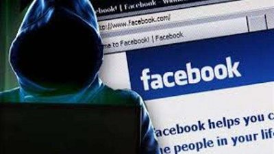 فتاة أجنبية تتهم عاملًا بالتشهير بها عبر 