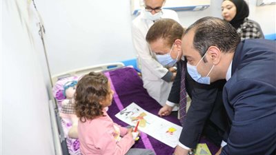 محافظ المنوفية يزور مصابي غزة بمستشفى شبين الكوم التعليمي (صور)