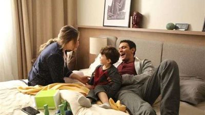 آسر ياسين رفقة عائشة بن أحمد في مسلسل بدون سابق إنذار