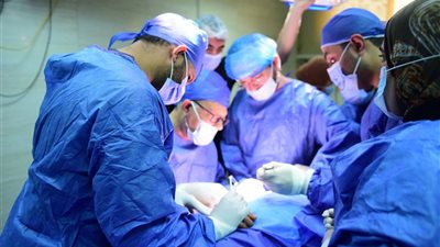 رئيس جامعة سوهاج يواصل إجراء عملياته الجراحية لطفلة مصابة بشلل ولادي بتطويل العضلات الأمامية للكتف ونقل الاوتار