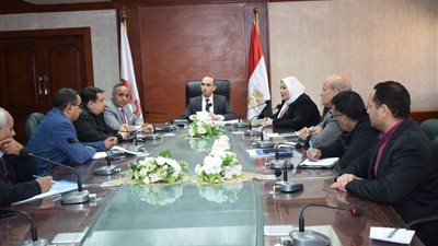 جامعة سوهاج تشارك في اجتماع المحافظة لمناقشة موضوعات متعلقة بالمشروعات