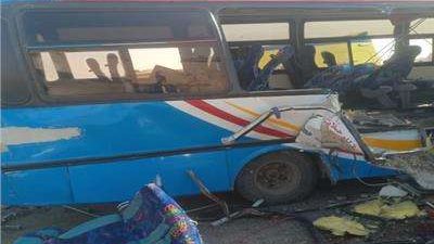 مصرع 5 أشخاص وإصابة 10 آخرين في حادث تصادم سيارتين على الطريق الإقليمي