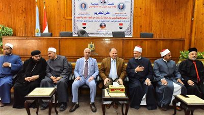 محافظ أسيوط يكرم الدكتور عاصم قبيصي لتعيينه مديرًا لأوقاف المنوفية ويهديه وسام المحافظة