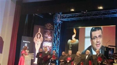 عمرو الليثي يهدى جائزته في مهرجان المركز الكاثوليكي لـ وائل الدحدوح