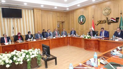 محافظ المنوفية ووزير التعليم يعقدان اجتماعًا مع مديرى الإدارات التعليمية بالمحافظة لمتابعة آليات انتظام الترم الثانى