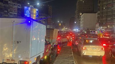 توقف حركة المرور بميدان حلمية الزيتون بسبب ماسورة مياه