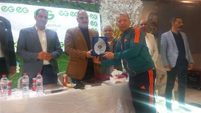 وكيل «رياضة القليوبية» يُكرم بطل العالم في القوة البدنية للكبار بمركز شباب شبلنجة