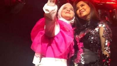 «ملعون أبو الحب».. فتاة تثير غضب شيرين عبدالوهاب في حفلها بلبنان