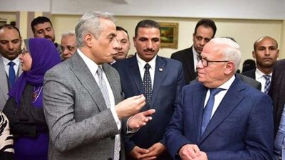 وزير العمل يلتقي العاملين بمديرية عمل بورسعيد