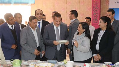 محافظ المنوفية يفتتح معرض مبادرة دكان الفرحة بسرس الليان