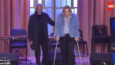 «كسر بالقدم وعكاز».. أول ظهور للفنانة شيرين رضا مع منى الشاذلي بعد إصابتها
