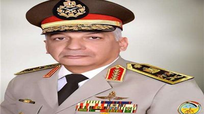 وزير الدفاع والإنتاج الحربي يلتقي بعدد من مقاتلي المنطقة المركزية العسكرية