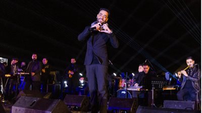 بالصور.. تفاعل الجمهور مع رامي جمال وهارموني عند سفح الأهرامات