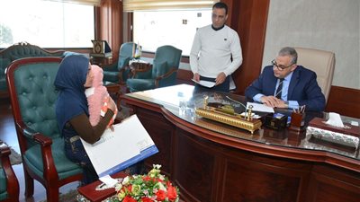 محافظ سوهاج يناقش عددا من شكاوى وطلبات المواطنين