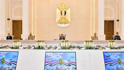 الرئيس السيسي يجتمع مع وزير الدفاع ورئيس أركان حرب القوات المسلحة