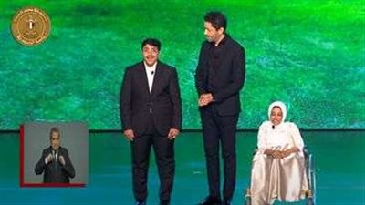 قصة ملهمة.. أحمد طارق من ذوي الهمم شاعر وممثل كوميدي وسباح بالنادي الأهلي