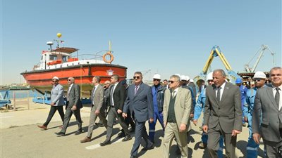 الفريق أسامة ربيع يتابع نشاط بناء 5 لنشات إسعاف بحري بترسانة بورتوفيق البحرية