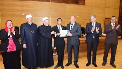 النعماني يكرم الطالب الموهوب عبد الرحمن المشارك باحتفالية قادرون بإختلاف بجامعة سوهاج