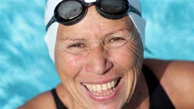 «العمر مجرد رقم».. نجوى غراب في سن ال ٨٠ حققت الفوز بالمركز السابع في بطولة العالم للسباحة