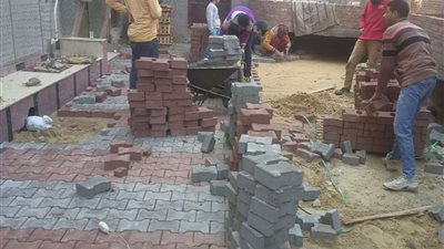 استكمال تركيب بلاط الأنترلوك بالشوارع بمدينة صدفا بأسيوط