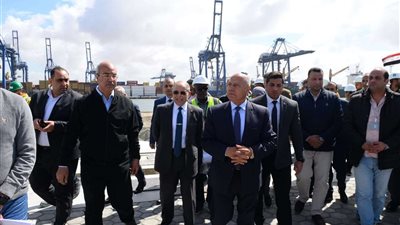 وزير النقل يتفقد مشروع إنشاء محطة متعددة الأغراض على رصيف 100 بميناء الدخيلة