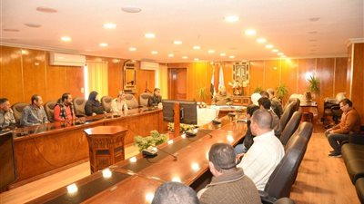 محافظ أسيوط يستكمل لقاءاته مع العاملين المثبتين حديثًا لإعادة توزيعهم على المراكز والأحياء