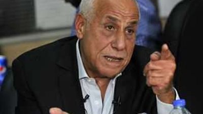 حسين لبيب يجتمع بلاعبي الزمالك في مطار القاهرة