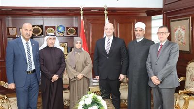 عقب افتتاح مسجد بتبرع كويتي.. محافظ بني سويف يستقبل السفير الكويتي