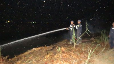 الحماية المدنية تدفع بـ4 سيارات إطفاء بحريق شندويل بسوهاج