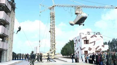 القوات المسلحة تنظم زيارة لعدد من القادة السابقين وأسرهم إلى قيادتي قوات المظلات والصاعقة