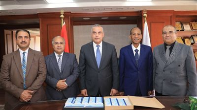 محافظ سوهاج يشهد تسليم كوبونات مواد غذائية بقيمة 500 ألف جنيه لتوزيعها على الأسر الأكثر احتياجا