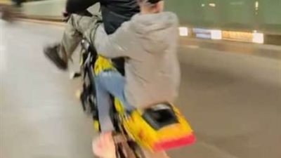 ضبط بطل فيديو قيادة موتوسيكل برعونة وتعريض حياته والمواطنين للخطر بمصر القديمة