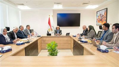 وزير الري يتابع أعمال وحدة تحصيل المستحقات لدى الجهات المختلفة