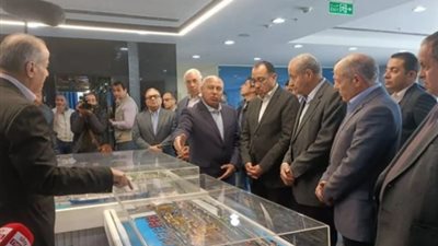 رئيس الوزراء يتفقد مبنى الإدارة والتحكم بميناء الإسكندرية
