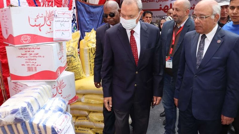 أثناء افتتاح معرض